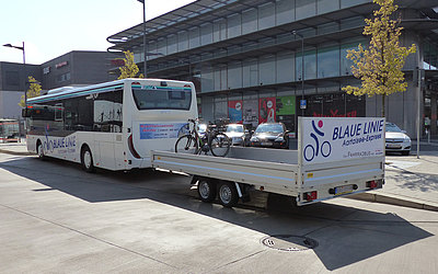 Vergrößerte Ansicht: Bus der Blauen Linie mit Fahrradanhänger