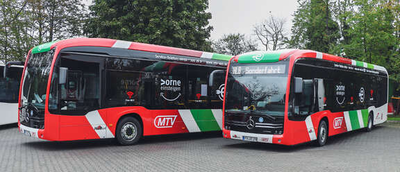 Zwei MTV-Elektrobusse mit neuer rot/grün Beklebung