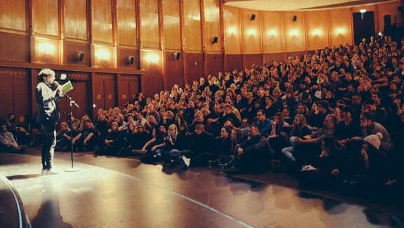 Saal mit Besuchern beim Poetry Slam