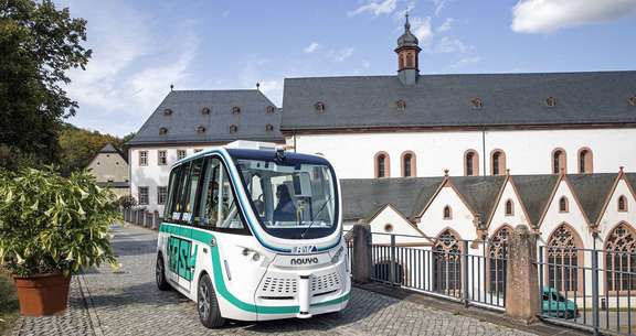 Autonomes Fahrzeug vor dem Kloster Eberbach