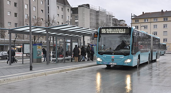 Busbahnhof Höchst mit Bus der Linie 55
