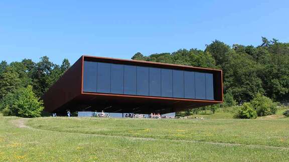 Vergrößerte Ansicht: Blick auf das Museumsgebäude mit Panoramafenster