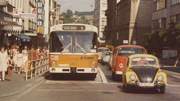 historisches Foto von 1968. Linienbus auf eigener Busspur im Verkehr.