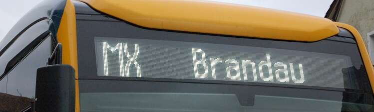 Eine Busanzeige von außen, Schrift: Brandau
