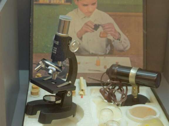 Spielzeugmikroskop mit Zubehör