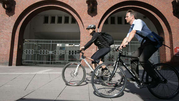 Zwei Geschäftsleute auf dem Fahrrad