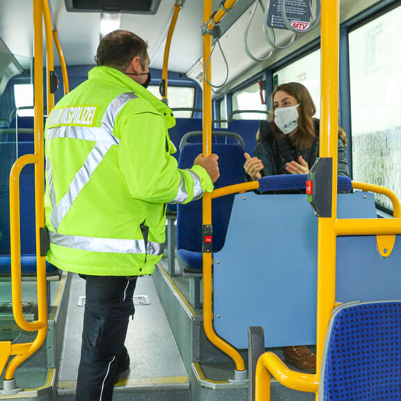 Die Ordnungspolizei kontrolliert die Maskenpflicht im Bus. Aktionstag am 07. Dezember: bundesweiter Tag der Maskenkontrollen