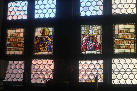 Vergrößerte Ansicht: Bleiglasfenster mit bunten Wappen