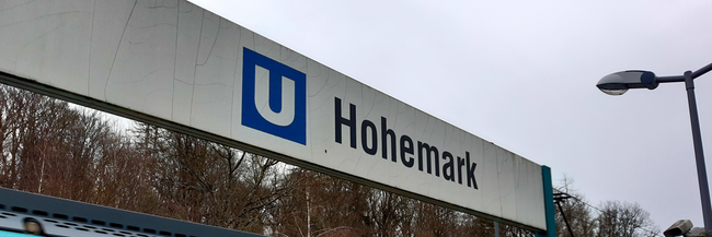 Eine U-Bahn steht an der U-Bahnstation Hohemark