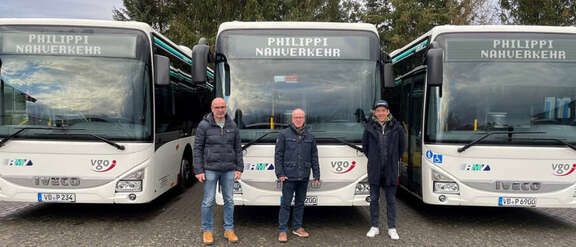 Neue Busse und Rainer Rützel (Fa. Philippi), Volker Hofmann (Geschäftsführer VGO), Mark Philippi (Geschäftsführer Philippi Nahverkehr)