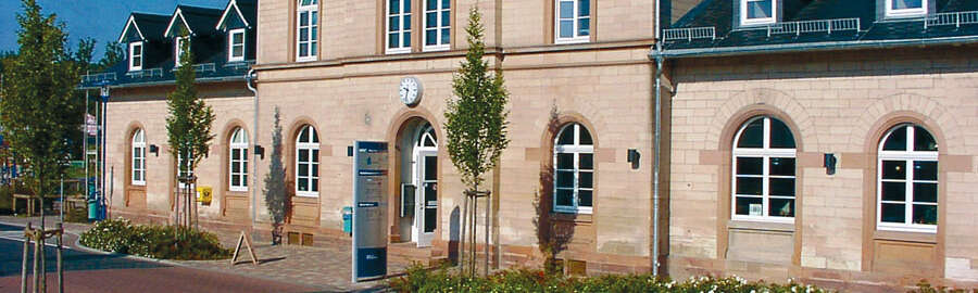 Frontansicht des Bahnhofes in Michelstadt