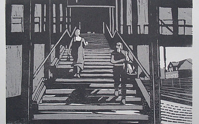 Vergrößerte Ansicht: Linoldruck Zwei Personen benutzen eine Außentreppe neben dem Gleis 