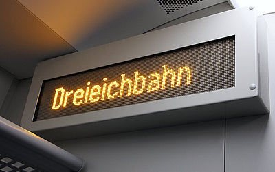 Vergrößerte Ansicht: Fahrtzielanzeige mit elektrischer Schrift Dreieichbahn im Fahrzeuginnenraum