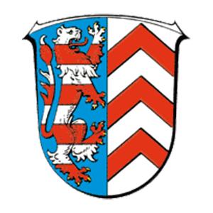Wappen Eppstein: Geteilter Schild: links ein blaues Feld mit dem linksgewandten, silber-rot gestreiften hessischen Löwen; rechts ein silber-farbenes Feld mit drei roten Sparren.