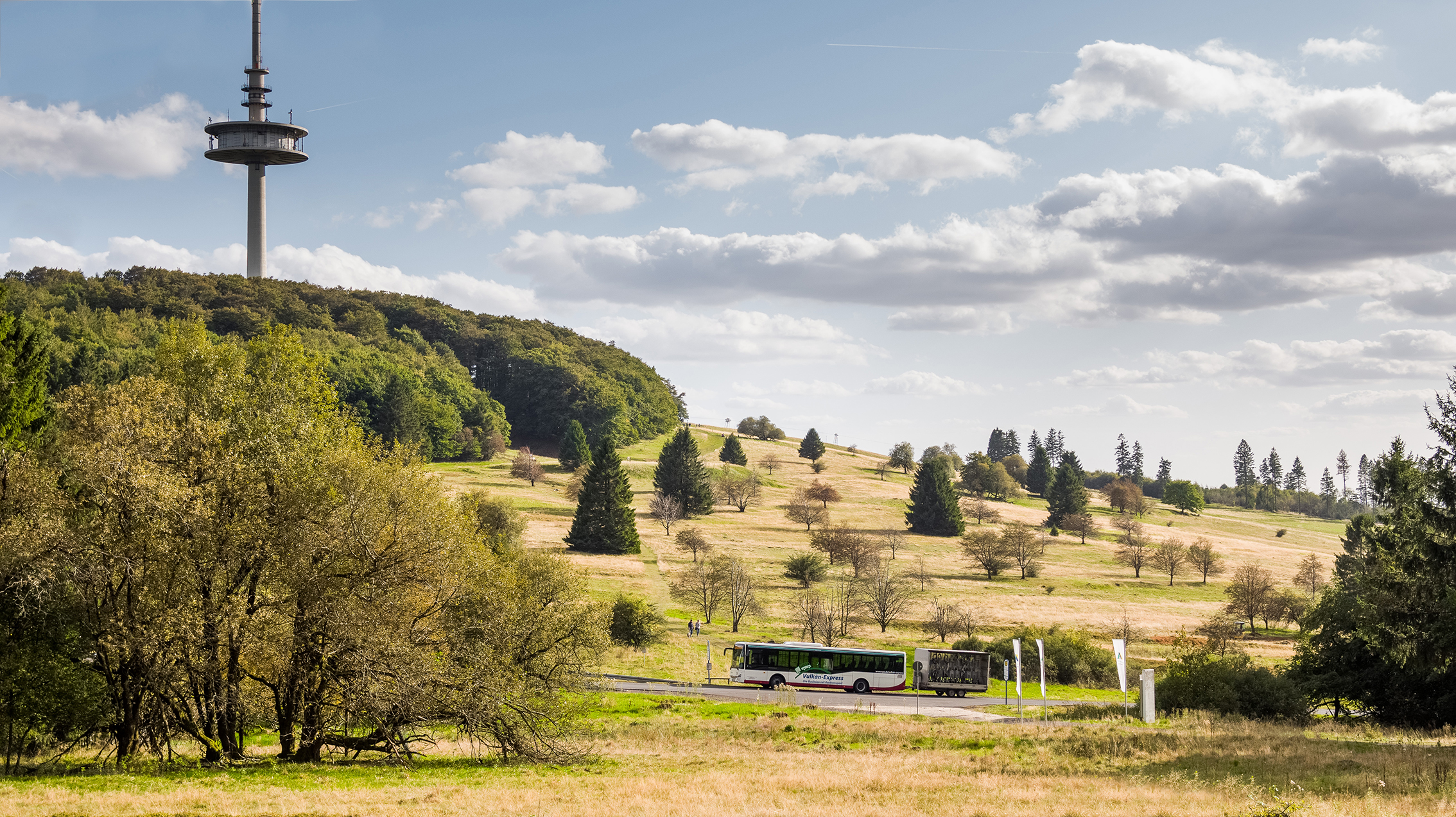 Hoherodskopf Panomara mit Vulkan-Express-Bus mit Anhänger