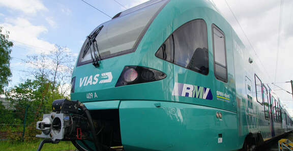 Triebwagenkopf in frischer blau-grüner Lackierung und RMV-Logo
