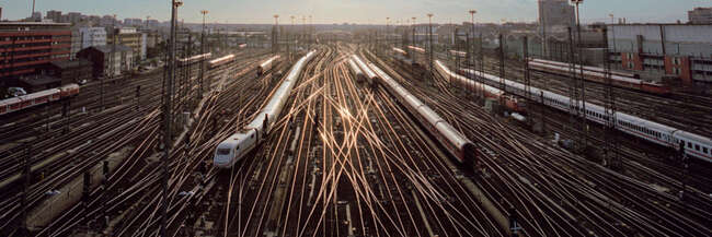 Blick von einem Dach auf das Gleisvorfeld am Frankfurter Hauptbahnhof