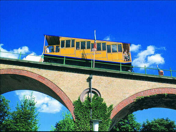 Kleine Tramm auf einer Brücke, aus der Perspektive von unten