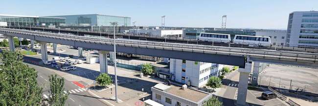 Trasse zum Terminal 3 der Sky Line-Bahn.