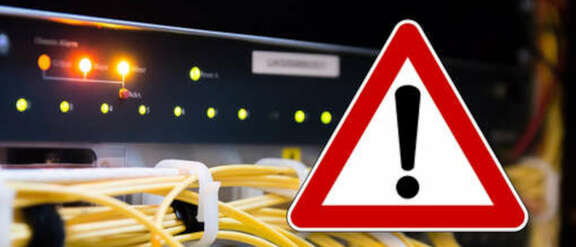 Kabelstränge sind an einem Server befestigt, dazu symbolisiert ein "Achtung"-Schild die Wartungsarbeiten.