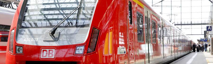 Außenansicht der S-Bahn ET 430 im Frankfurter Hauptbahnhof