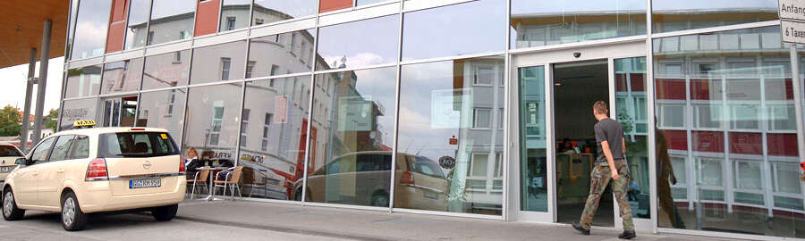 Außenansicht der MobilitätsZentrale, große Glasfront