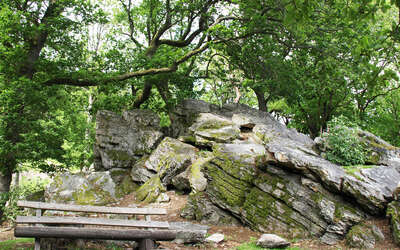 Vergrößerte Ansicht: Marmorstein mit Bank am Herzberg bei Bad Homburg