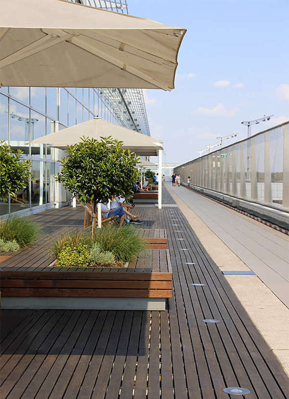 Vergrößerte Ansicht: Sitzgelegenheiten auf der Besucherterrasse