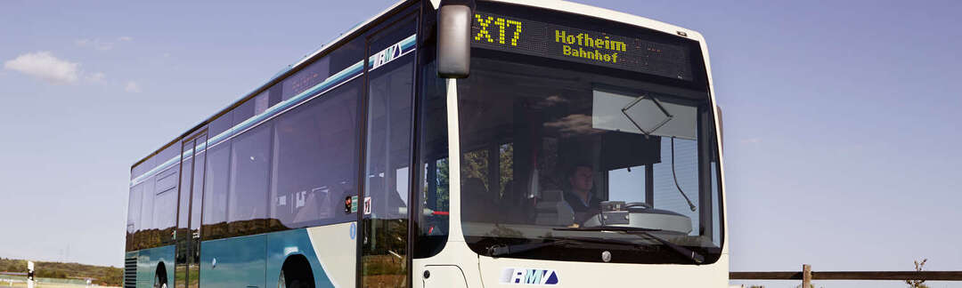 Ein Bus fährt über Land