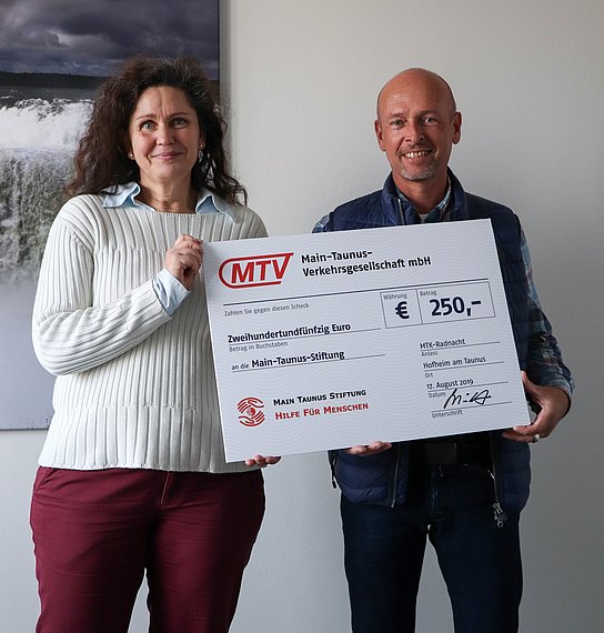 20191120_MTK-Radnacht_Spendenscheckuebergabe_zugeschnitten.jpg