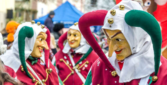 Eine Fußgruppe beim Fastnachtsumzug