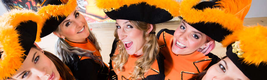 Tanzgruppe an Fastnacht in schwarz und orange gekleidet