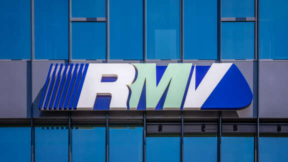 RMV-Logo an einer Glasfassade.
