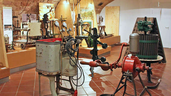 Vergrößerte Ansicht: Ausstellungsraum mit verschiedenen Geräten und Maschinen