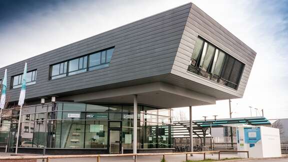 Futuristisches Gebäude mit rechteckigem, langem Oberbau zum Teil auf schmalen Säulen