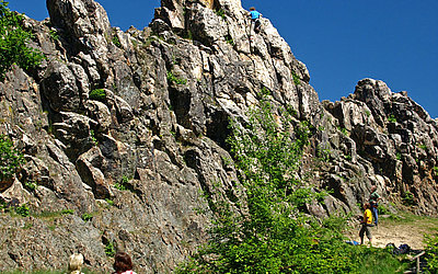 Vergrößerte Ansicht: Zwei Frauen vor den Eschbacher Klippen