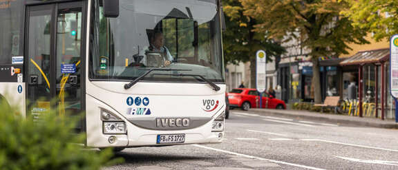 RMV / VGO Bus fährt eine Haltestelle an