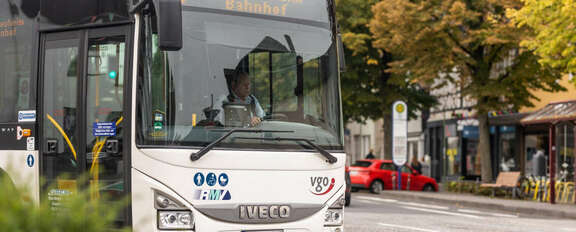 RMV / VGO Bus fährt eine Haltestelle an
