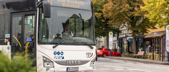 RMV / VGO Bus fährt eine Haltestelle an