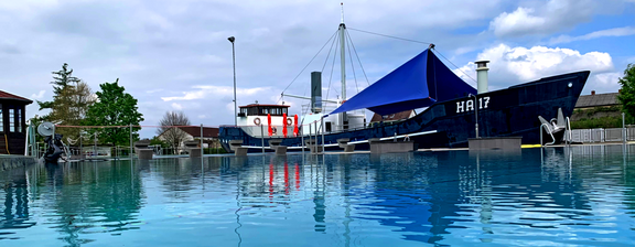 Wasserbecken mit einem Schiff