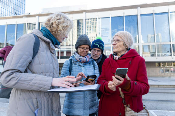 Seniorengruppe im Nahverkehr Eine Seniorengruppe schaut auf einen Plan