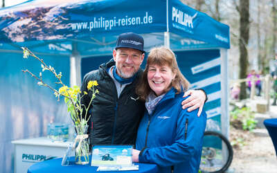 Frau und Mann am Stand der Firma Philippi