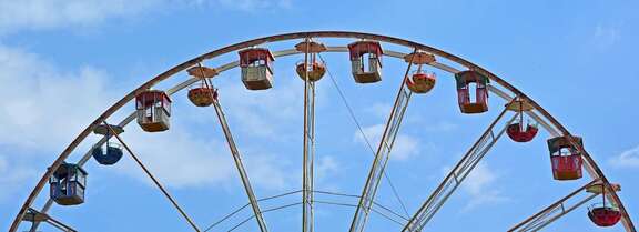 Riesenrad Gondeln eines Riesenrads vor blauem Himmel
