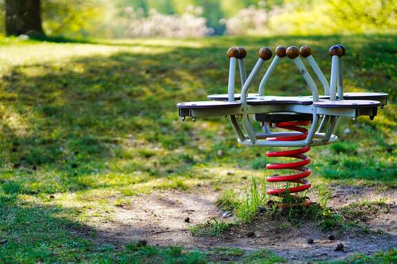 Spielplatz ein Spielgerät auf einem Waldspielplatz