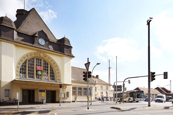 Bahnhofsgebäude Friedberg mit Busbahnhof