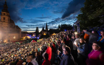Fulda: Domplatzkonzert mit Menschen