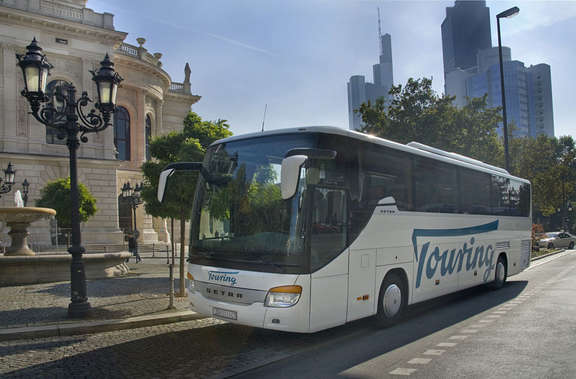 Vergrößerte Ansicht: Fernreisebus vor der Alten Oper in Frankfurt 