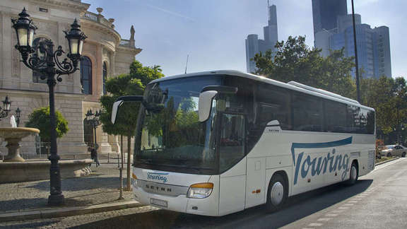 Coach in front of the Alte Oper in Frankfurt