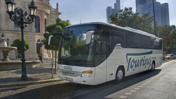 Fernreisebus vor der Alten Oper in Frankfurt 