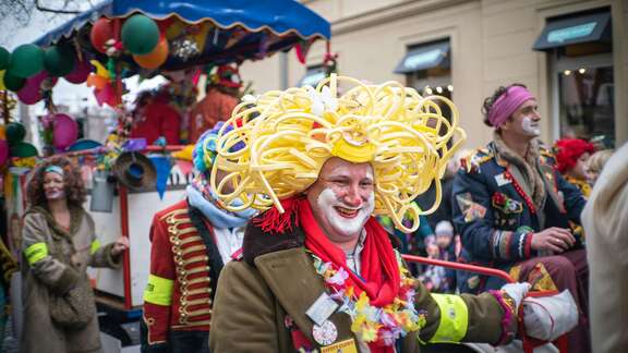 Bunter Fastnachtszug mit Clowns und einem Wagen